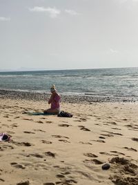 Yoga am Beach mit Fitness instruktoren